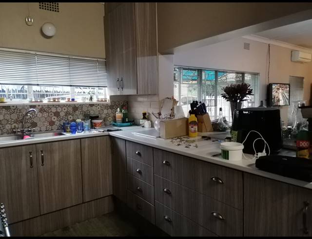 3 BEDROOM FREESTANDING FOR SALE IN OOS EINDE